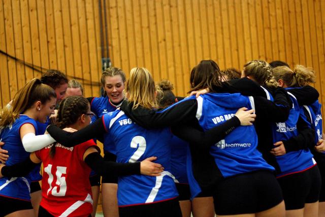 Party nach dem letzten Satz und dem 3:1-Erfolg versus die Westpfälzerinnen, GAME over...

Text/Foto: Wolfgang Merkel
FotoArchiv Merkel+Merkel