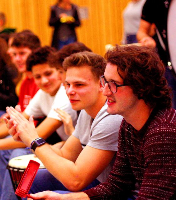 Fan Base der Blue Devils, African Drum aus Mali nach Workshop in der Pause zum dritten Satz in neuen Händen auf Leihbasis. Ganz ordentlicher Start up...wird werden...

Text: Wolfgang Merkel
Foto Wolfgang Merkel
FotoArchiv Merkel+Merkel