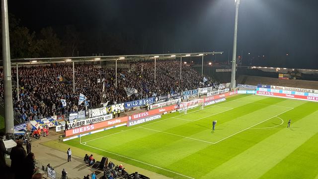 Stadionsprecher Martin Wacker mit der Mannschaftsaufstellung | Foto: jow