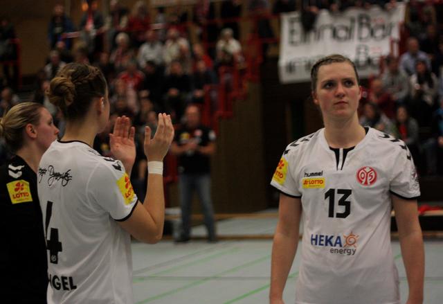 Sophie Hartstock &amp; Alicia Soffel vor dem Match gegen die KurpfalzBärinnen

FotoArchiv Merkel+Merkel