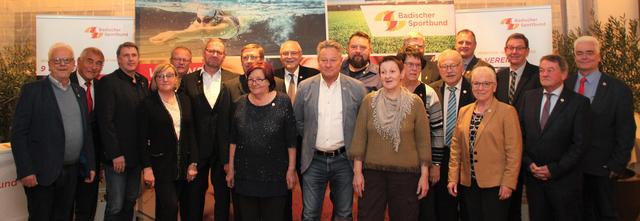Ausgezeichnet. Bei seinem Ehrungsabend in Niefern hat der Badische Sportbund Nord 17 langjährige Funktionäre aus den Sportkreisen Bruchsal, Karlsruhe und Pforzheim Enzkreis gewürdigt. Die Geehrten mit Gudrun Augenstein (Vorsitzende Sportkreis Pforzheim Enzkreis, 2.v.I.), Michael Dannenmaier (stellvertretender Vorsitzender Sportkreis Karlsruhe, 3.v.r.) Jürgen Zink (Vorsitzender Sportkreis Bruchsal, ganz rechts) und Heinz Janalik (BSB­ Ehrenpräsident, 2.v.I.) | Foto: BSB Nord