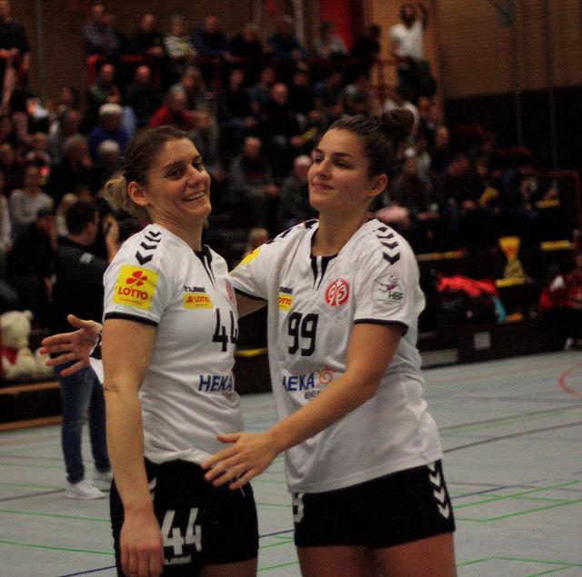 Tina Kolundzic, RL und Nina Reißberg, von Halle-Neustadt gekommen, dem Absteiger der letzten Saison...

FotoArchiv Merkel+Merkel