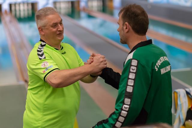 Die beiden besten Spieler des Spieltags (Thomas Speck, SG Ettlingen, li. und Frank Steffan, SK Walldorf, re.)  beglückwünschen sich zu ihrem jeweiligen Top-Ergebnis | Foto: SG Ettlingen