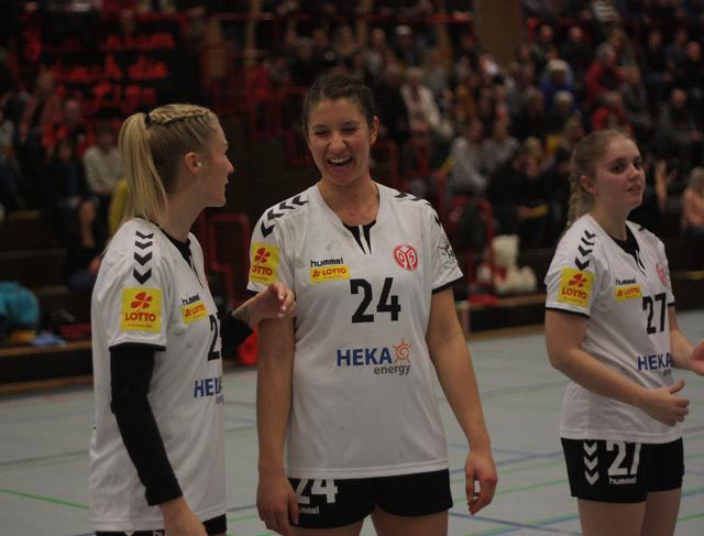 Jokes before the MATCH against the RED LADIES...Elisa Burholder (24) 6 Denise Großheim sind vor dem Spiel xtreme gut drauf...Party before the MATCH...

FotoArchiv Merkel+Merkel
