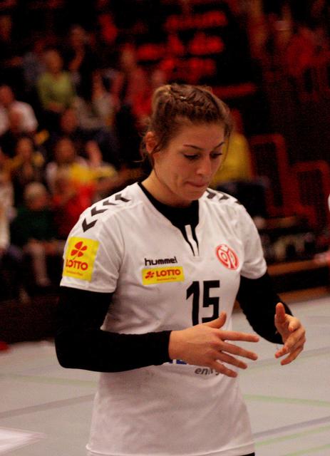 Larissa Platen (15), die das Spiel dominieren würde, der die "Platte" gehörte, assistiert von ihren kongenialen Partnerinnen Elisa "Laughing" Burkhold  und Alicia Soffel sowie Janka Bauer ( eigene Jugend !!) am Kreis.

FotoArchiv Merkel+Merkel