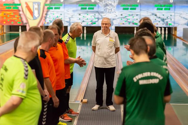 Die Mannschaften bei der Verabschiedung nach dem Spiel | Foto: SG Ettlingen