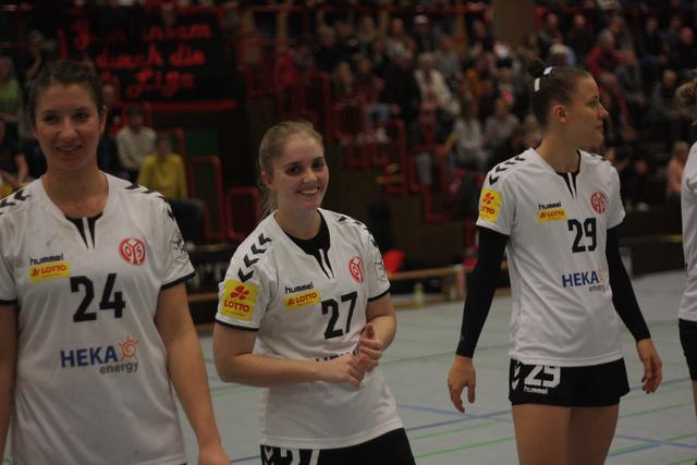 Die stets fröhliche Elisa Burkholder, Franziska Fischer und Anika Kilian...siegesgewiss und relaxt...oh what a TEAM...
oh what a Comeback...

FotoArchiv Merkel+Merkel