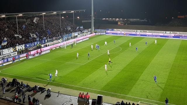 links durch, den Gegner auseinanderziehen | Foto: jow