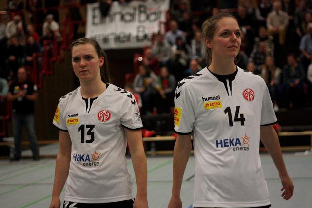 Die eminent abschlussstarke Alicia Soffel (13) Rückraum links und die Ex-Travemünderin Sophie Hartstock, Linksaußen vor dem Match in der Neurotthalle...

FotoArchiv Merkel+Merkel