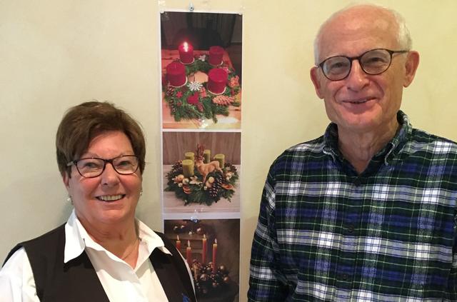 Auch in diesem Jahr verkauft der Landstuhler Lions Club wieder Adventskränze für den guten Zweck. Auf dem Foto Christa Heitzmann und Dr. Jürgen Gabriel.  Foto: PS/Lions