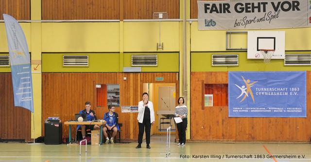 Regine Roth (2. Vorsitzende der Turnerschaft) und Moderatorin Yvonne Morio bei der Eröffnung | Foto: Karsten Illing