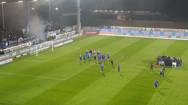 Aue macht den Kreis, die KSC-Spieler sind auf dem Weg zur "Nord" | Foto: jow
