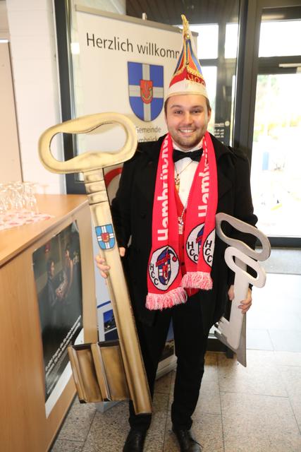 Sitzungs-Vizepräsident mit den Trophäen des Tages.  | Foto: ps