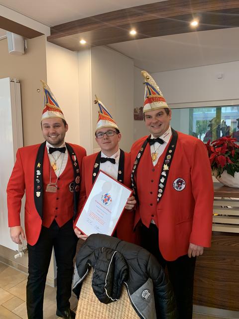 Fabian Misch wurde als Neu-Elferrat eingeführt, Sitzungs-Vizepräsident Yannic Mayer (links), Vizepräsident Thomas Köhler (rechts).
 | Foto: Melanie Rudolph