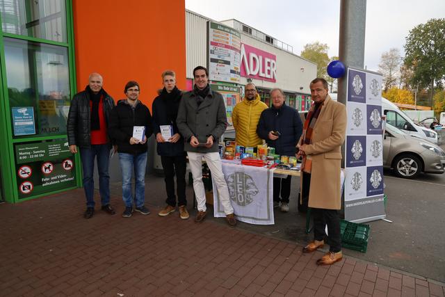 David Frey (3. von links) mit einigen seiner Mitstreiter des Leo Clubs vor dem Globus. Auch Lions Club-Präsident Karl-Heinz Reidenbach (links) schaute vorbei. Stefan Opitz (rechts) von der Tafel nahm die Lebensmittel in Empfang.
