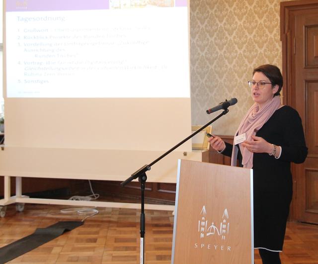 Die Gleichstellungsbeauftragte der Stadt Speyer, Lena Dunio-Özkan, gab einen Überblick über die Themen des Netzwerks | Foto: Heike Schwitalla