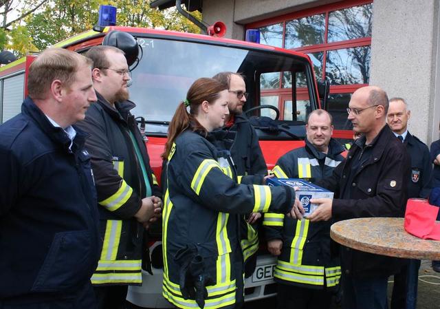 Bürgermeister Karl Dieter Wünstel überreichte den Jugendfeuerwehrwarten symbolisch jeweils ein Paar Sicherheitsschuhe. Rouven Burger (Feuerwehr Neupotz), Florian Born (Feuerwehr Jockgrim), Julia Eichenlaub (Feuerwehr Hatzenbühl), Michael Weißenburg (Feuerwehr Rheinzabern), Volker Reiß (Feuerwehr Jockgrim), Bürgermeister Karl Dieter Wünstel, Stefan Reis (Wehrleiter) (von links nach rechts). | Foto: ps