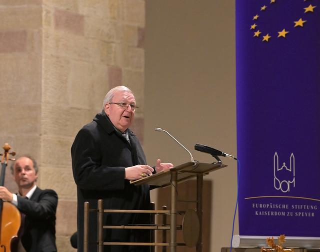 Weihbischof und Dompropst Otto Georgens begrüßte zum Festakt im Dom. | Foto: Klaus Landry 