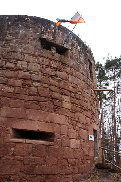 Das Vorwerk Klein-Frankreich bietet einen perfekten Blick zur Burg Berwartstein | Foto: Jens Vollmer