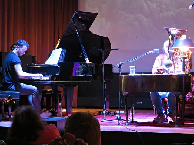 Am Piano begleitet  Tim Allhoff | Foto: Brigitte Melder