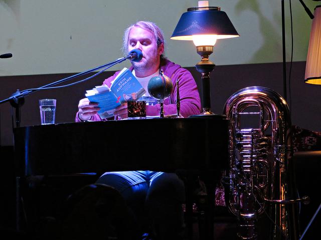 Andreas Martin Hofmeir liest Passagen aus seinem Buch | Foto: Brigitte Melder