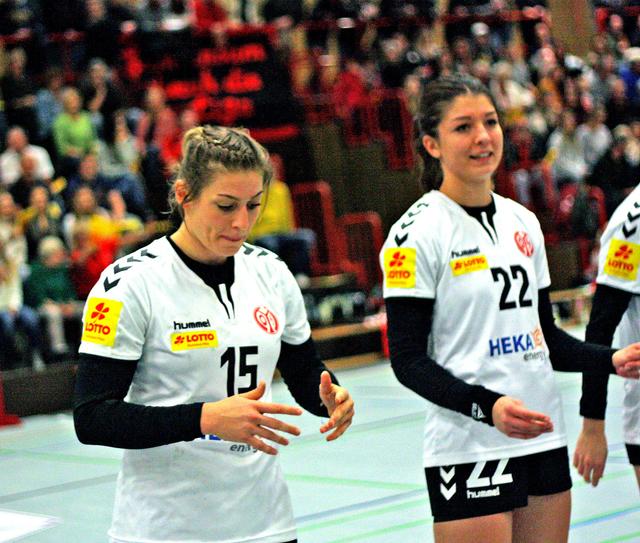 Larissa Platen, die noch nicht wissen kann, dass sie ein überragendes Spiel machen und 10 Treffer erzielen wird, lädt sich energetisch auf. WOMAN OF THE MATCH, obschon sie Janka Bauer an den Pressetisch laden werden...

FotoArchiv Merkel+Merkel