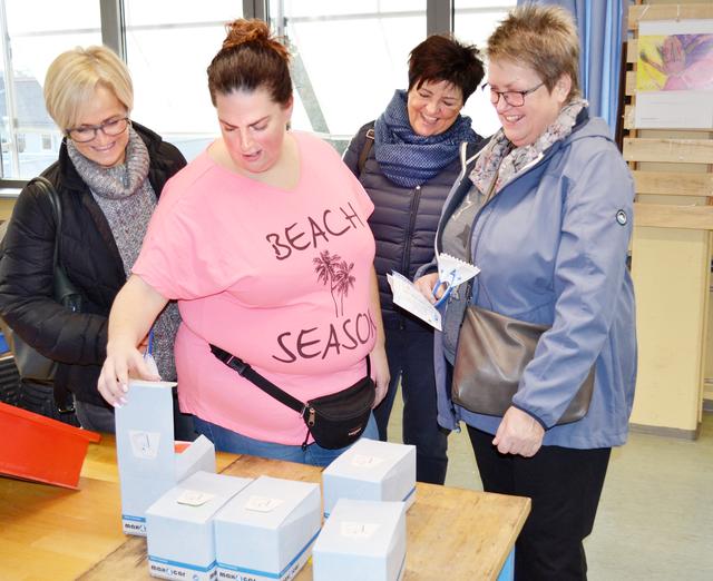 Besucherinnen informieren sich vor Ort über Produkte, die in der Südpfalzwerkstatt entstehen. | Foto: Dennis Christmann/Lebenshilfe Südliche Weinstraße