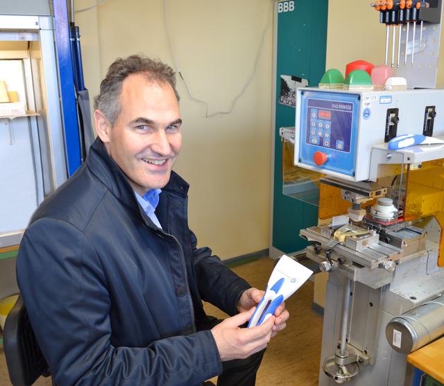 Auch Landrat Dietmar Seefeldt ist nach dem Einsatz an der Mitmach-Station für den Winter gewappnet. | Foto: Dennis Christmann/Lebenshilfe Südliche Weinstraße