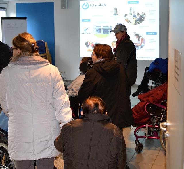 Viele Besucher staunen angesichts der Größe der Werkstatt – und manche fast noch mehr, als sie erfahren, welche differenzierten Einrichtungen und Angebote ebenfalls zur Lebenshilfe Südliche Weinstraße gehören. | Foto: Dennis Christmann/Lebenshilfe Südliche Weinstraße