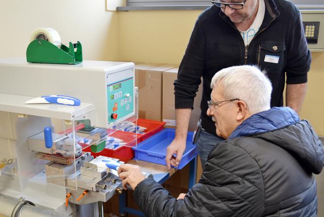Mitmach-Station: Besucher Norbert Schwehm bedruckt einen 2K-Eisschaber der erfolgreichen Eigenmarke max4car. | Foto: Dennis Christmann/Lebenshilfe Südliche Weinstraße