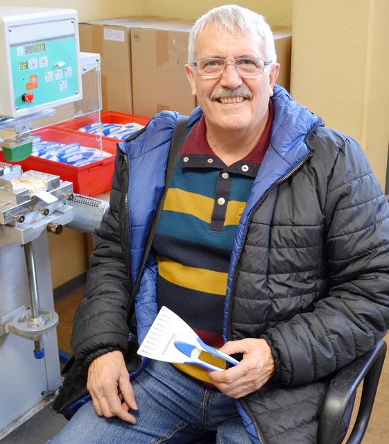 Der Besucher freut sich über sein Andenken und über die Erfahrungen, die er an diesem Tag gesammelt hat. Begeistert hat ihn vor allem der Vorrichtungsbau in der Betriebswerkstatt. | Foto: Dennis Christmann/Lebenshilfe Südliche Weinstraße