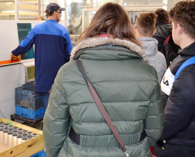 In der Sägerei schauen Schüler der Außenstelle der Paul-Moor-Schule den Mitarbeitern über die Schulter. Vielleicht werden einige von ihnen schon bald zu Kollegen. | Foto: Dennis Christmann/Lebenshilfe Südliche Weinstraße