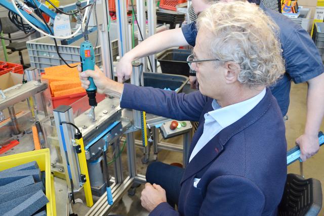 Routinier Marc Odenbach achtet darauf, dass der Besucher alle Arbeitsschritte korrekt und sorgfältig ausführt. | Foto: Dennis Christmann/Lebenshilfe Südliche Weinstraße