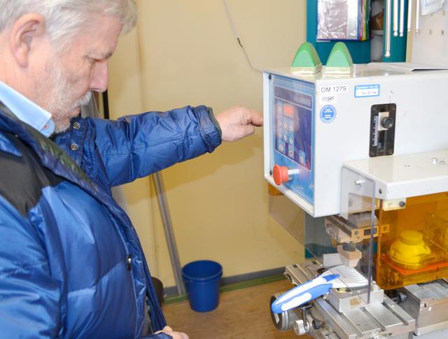 Vertraute Umgebung: An einer Mitmach-Station im Werk Offenbach 1 versieht der frühere Geschäftsführer der Südpfalzwerkstatt einen zuvor bedruckten 2K-Eiskratzer mit dem Lebenshilfe-Symbol. | Foto: Dennis Christmann/Lebenshilfe Südliche Weinstraße