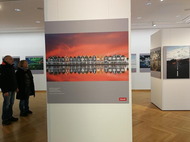 Bereits zahlreiche Besucher schauten sich die Bilder im Forum Alte Post an. Foto: Kling-Kimmle