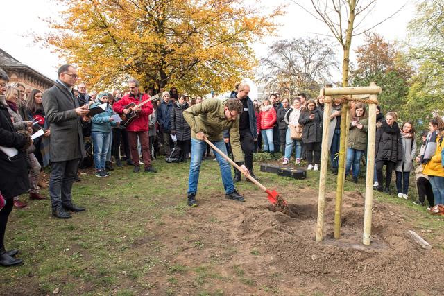 Ein frisch gepflanzter Baum und die daneben vergrabene Zeitkapsel sollen künftige Schülergenerationen an die Geschichte der Fachschule erinnern.
| Foto: ps