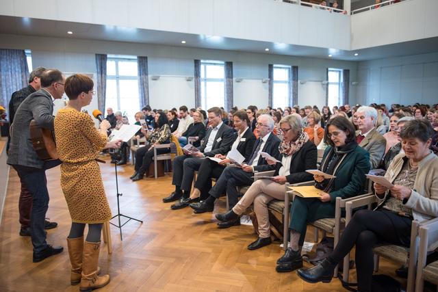Festgäste und Schulgemeinschaft singen gemeinsam die Schulhymne „Aufstehn, aufeinander zugehn“ (Clemens Bittlinger). | Foto: ps