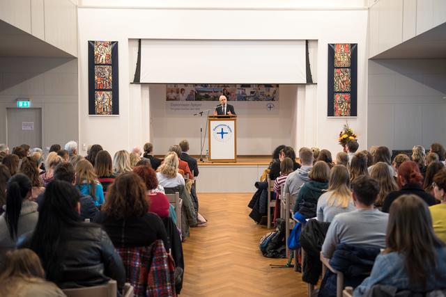 Diakonissen-Vorstand Dr. Günther Geisthardt sprach über den gleichbleibenden Anspruch der Fachschule für Sozialwesen. | Foto: ps