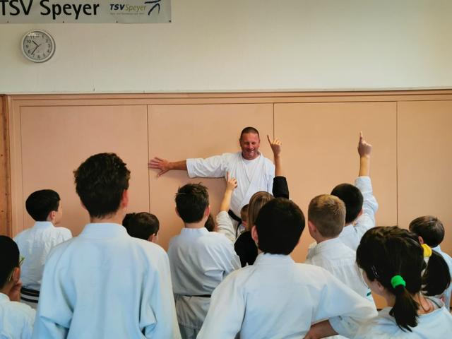 Sensei Christof Dahmen erarbeitet gemeinsam mit den Kindern die richtige Handhaltung | Foto: ps