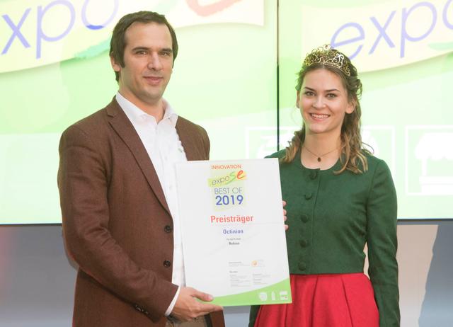 Anne Obrecht, erste Erdbeerkönigin von Baden-Württemberg, übergibt den "expoSE"-Innovationspreis an Thomas Hoeterickx von der Firma "Oction Agriculture" aus Belgien für den Erdbeerpflückroboter.