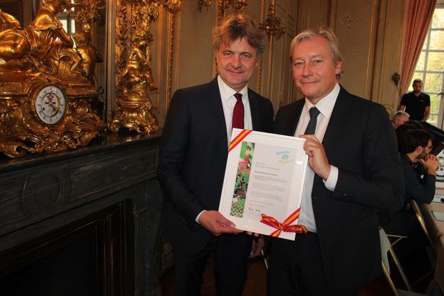 Karlsruhe schenkte Nancy 55 Baum-Zertifikate für Ecuador und die dortige Klimapartner-Kommune San Miguel de Los Bancos. Oberbürgermeister Mentrup (links) überreichte Amtskollege Hénart den entsprechenden Nachweis. | Foto: Rüdiger Homberg