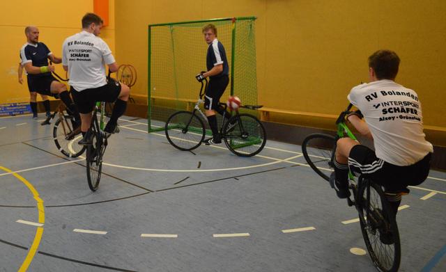 Schuss von Noah Gehrhardt (rechts im weißen Trikot) im Finale gegen Worfelden | Foto: |szip