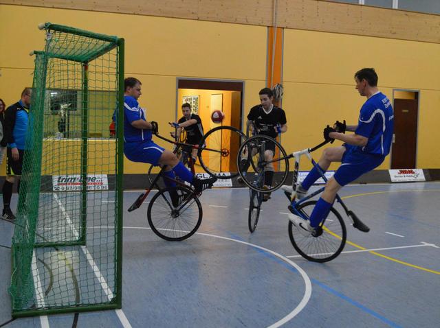 Eckball von Patrick (schwarzes Trikot links) auf Matthias Mergel im Finale gegen Zscherben | Foto: |szip