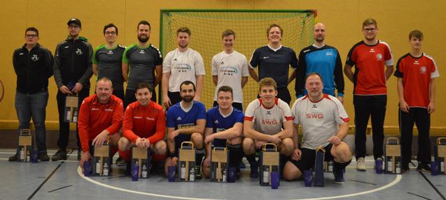 Zufriedene Gesichter aller Beteiligten nach dem Oberliga-Turnier (hintere Reihe weiße Trikots v.l.n.r.: Christian Ochßner, Noah Gehrhardt – Bolanden II; vordere Reihe blaue Trikots v.l.n.r.: Peter Sziedat, Robert Wehnert – Bolanden I) | Foto: |szip