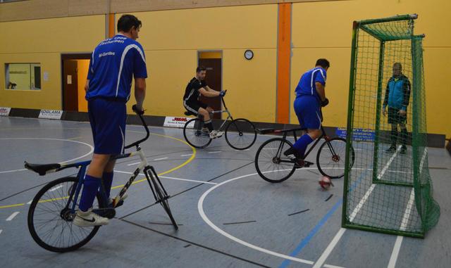 Patrick Mergel (schwarzes Trikot) trifft kurz vor Ultimo mit einem listigen Freistoß-Tunnel zum 5:4-Sieg | Foto: |szip