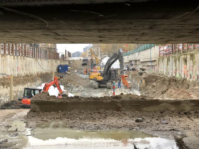 Neue Perspektive: Direkt am Kombi-Bauwerk Ettlinger Tor angekommen sind die Abbrucharbeiten an der alten Unterführung.  | Foto: Kasig