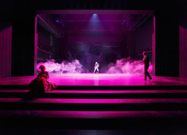 Willy Lomans Träume während die treusorgende Ehefrau um sein Wohl besonnen ist (Hannelore Bähr, Meike Anna Stock und Rainer Furch) | Foto: Pfalztheater / Heieck