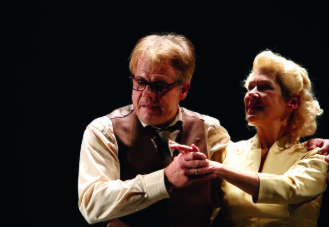 Das Ehepaar Loman: Rainer Furch und Hannelore Bähr | Foto: Pfalztheater / Heieck