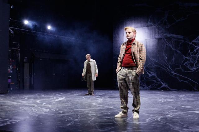 Willy Loman (Rainer Furch) und sein gnadenloser Chef (Oliver Burkia) | Foto: Pfalztheater / Heieck