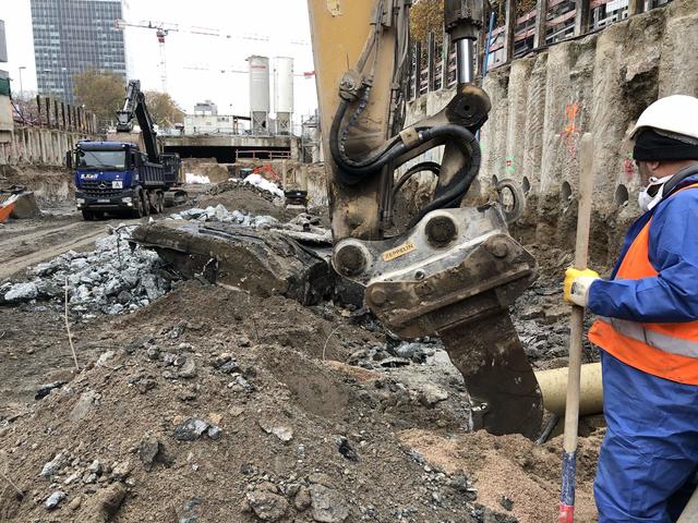Auf das Ettlinger Tor zu bewegt sich der Erdaushub von Osten im Baufeld O 4.  | Foto: Kasig